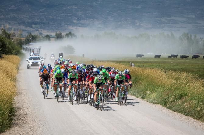 The peloton makes its way over a gravel road on the way to the finish.