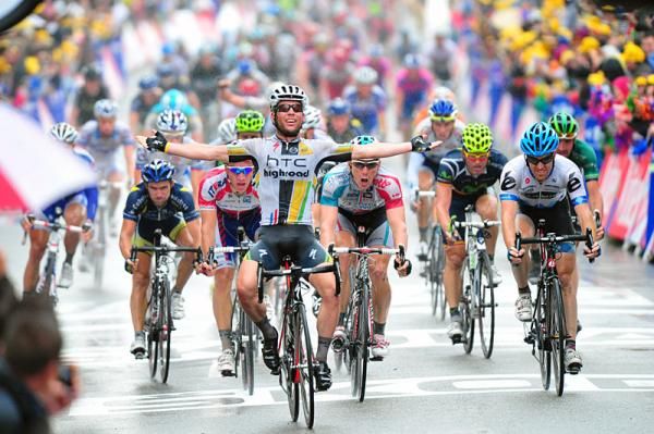 Mark Cavendish (HTC-Highroad) outsprints Andre Greipel (Omega Pharma-Lotto) and Tyler Farrar (Garmin-Cervelo) to win stage 11.