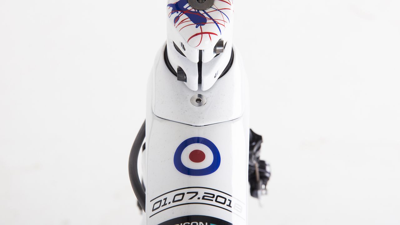 A roundel and the date of the national road race victory adorn the head of the top tube