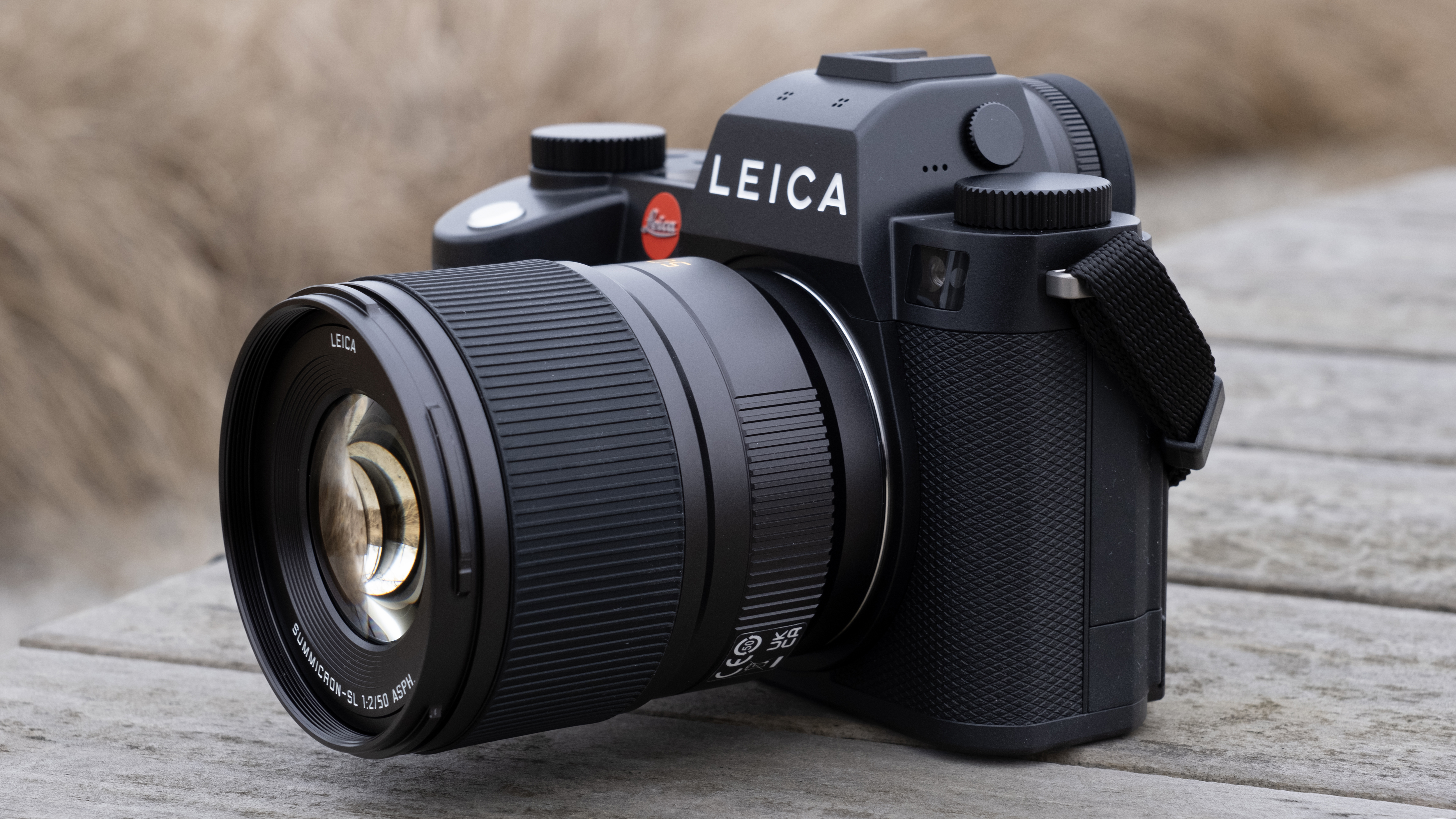 The Leica SL3 sat on a wooden bench