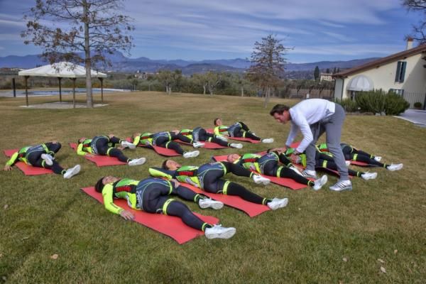 Ever the perfectionist, Mario Cipollini oversees the stretching exercises.