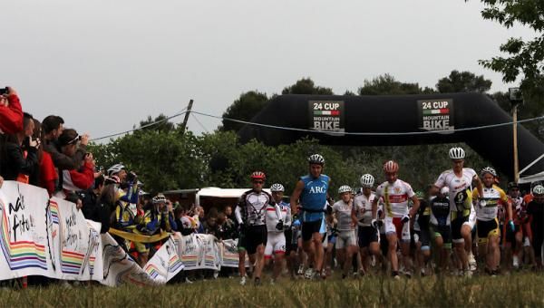 Riders get underway with the traditional le Mans start to Worlds. Jason English is on the right in the Australian champion's jersey.