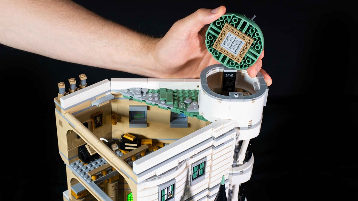 Removing the dome of the Lego Harry Potter Gringotts Wizarding Bank