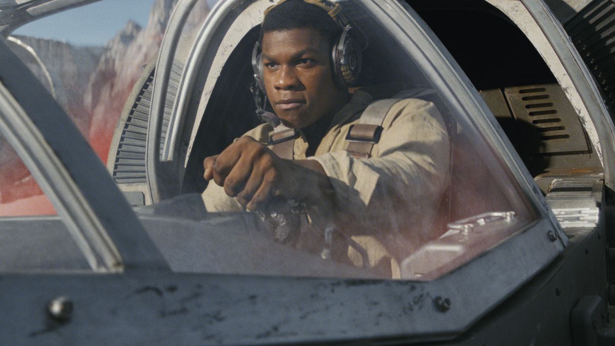 John Boyega&#039;s Finn piloting speeder in Star Wars: The Last Jedi