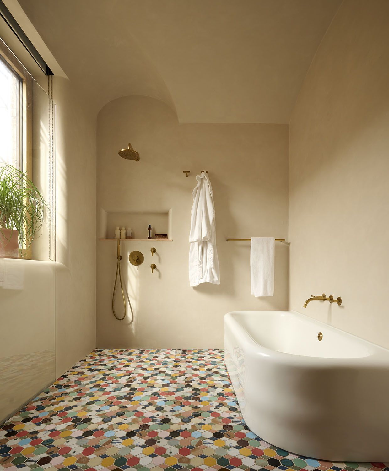 bathroom with beige tadelakt walls