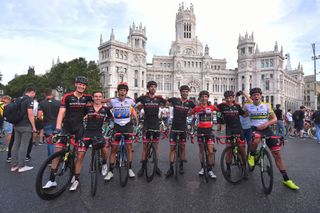 2018 Vuelta a España: Simon Yates celebrates overall victory with his Mitchelton-Scott teammates