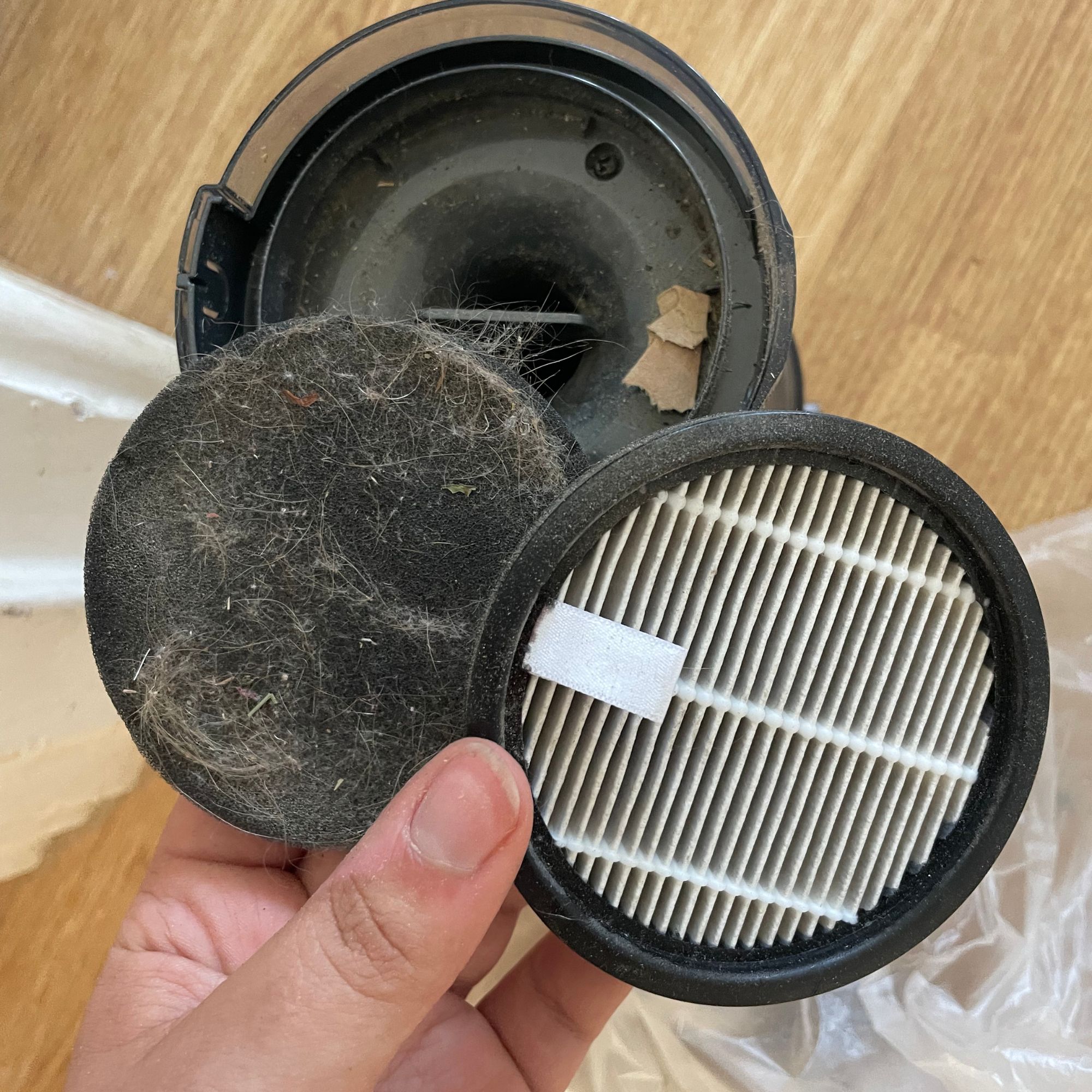 Hand holding the filters of the Ultenic U20 cordless vacuum