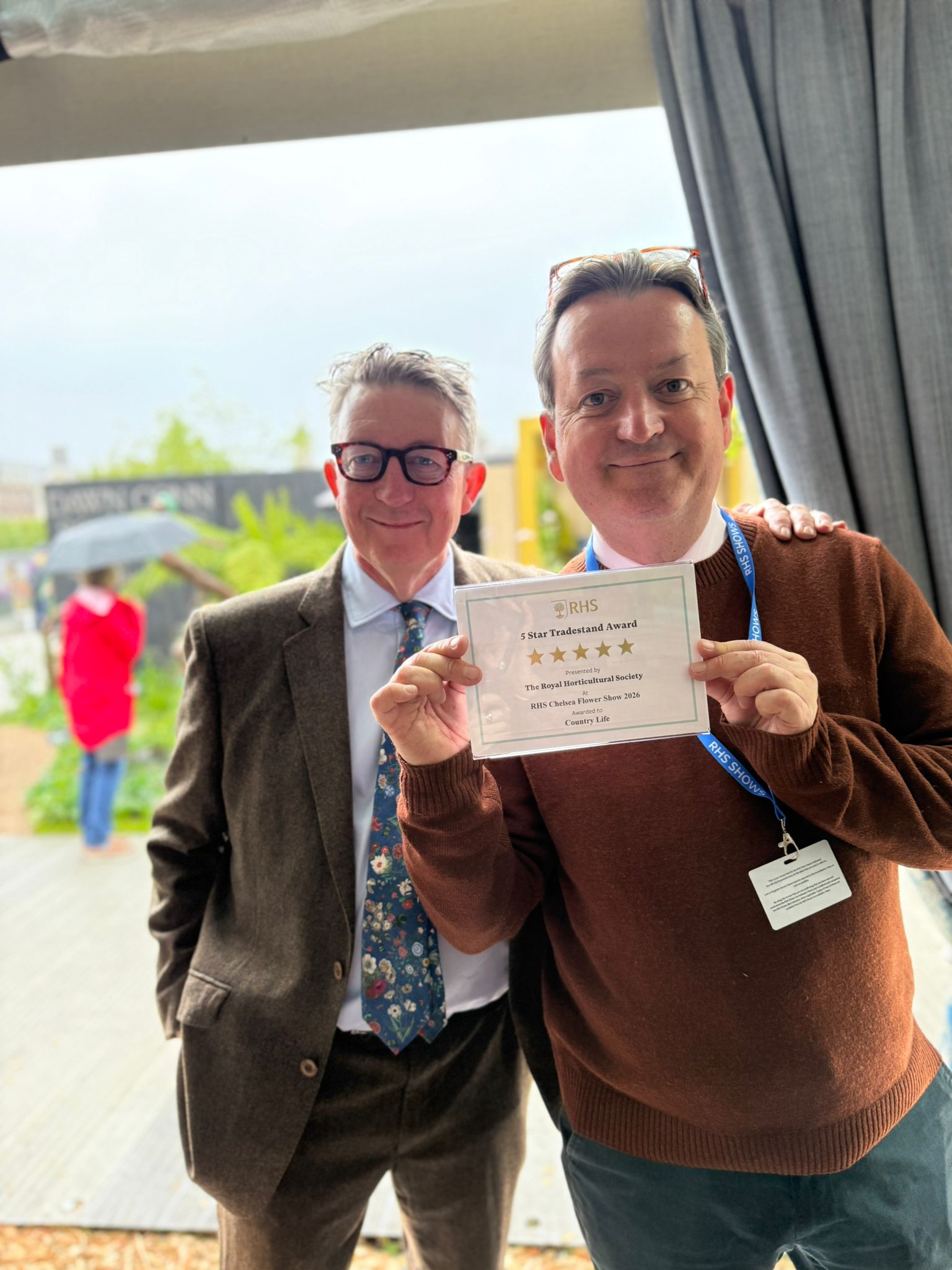 Mark Hedges and Giles Kime hold up the tradestand award from the RHS