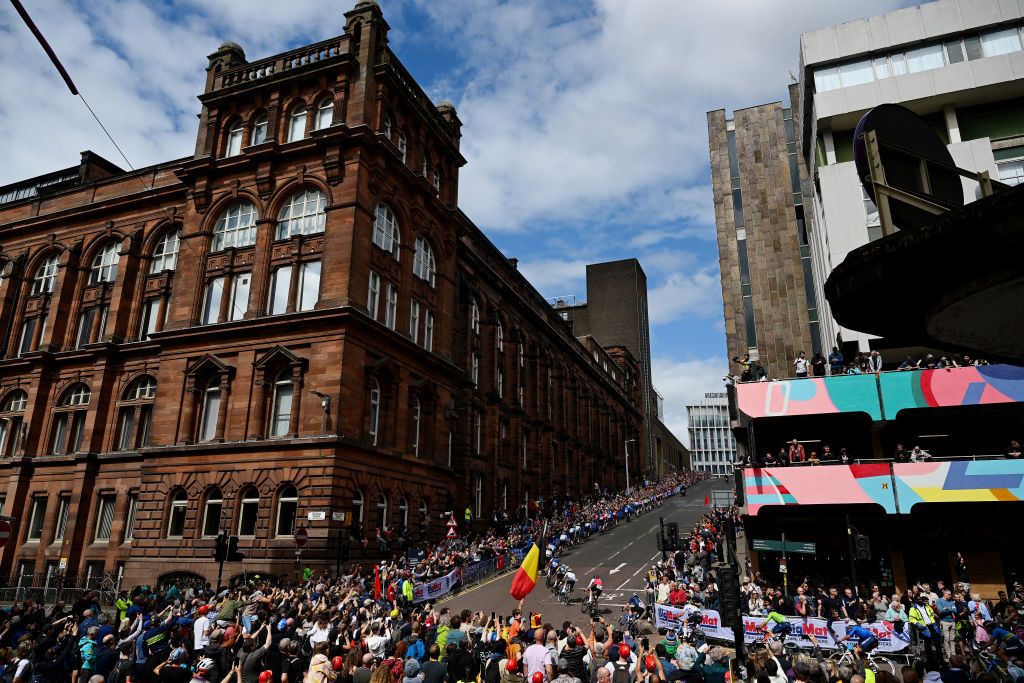 GLASGOW SCOTLAND AUGUST 06 A general view of the peloton passing through the city of Glasgow during the 96th UCI Cycling World Championships Glasgow 2023 Men Elite Road Race a 2711km one day race from Edinburgh to Glasgow UCIWT on August 06 2023 in Glasgow Scotland Photo by Dario BelingheriGetty Images