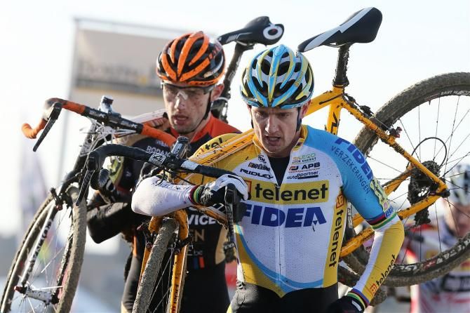 With Sven Nys alone in the lead, the race for second was hotly contested between Bart Wellens and Rob Peeters
