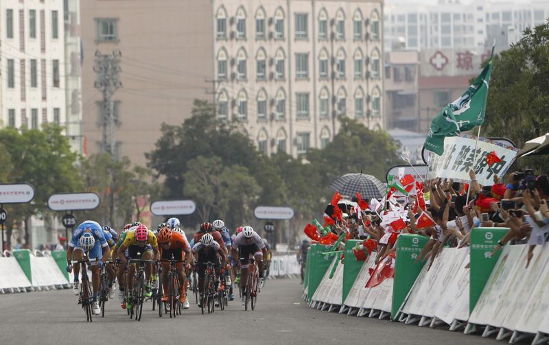 The bunch comes to the line at the end of stage 5.