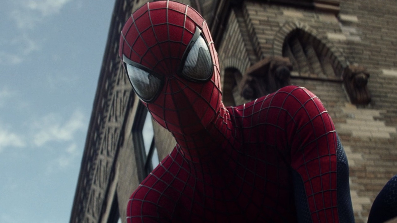Spider-Man looking down at Gwen in Amazing Spider-Man 2