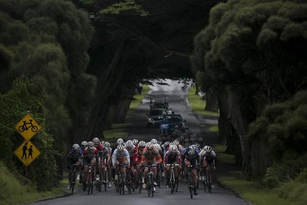 The peloton tackles a short rise in Southcombe Park