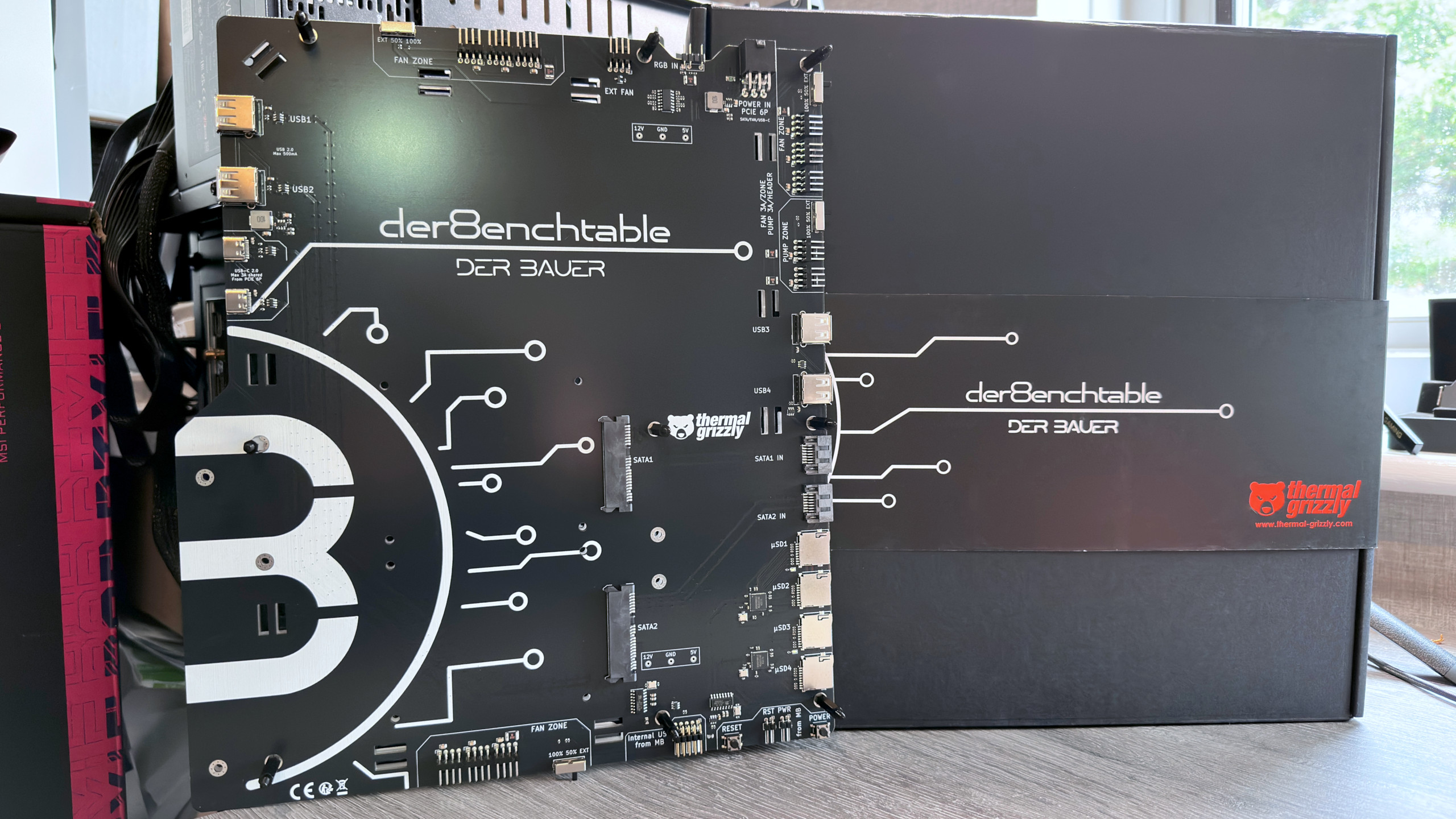 A photo of the Thermal Grizzly Der8enchtable test platform next to its retail packaging
