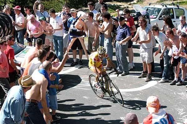 Leonardo Piepoli (Saunier Duval) makes his way through the tifosi