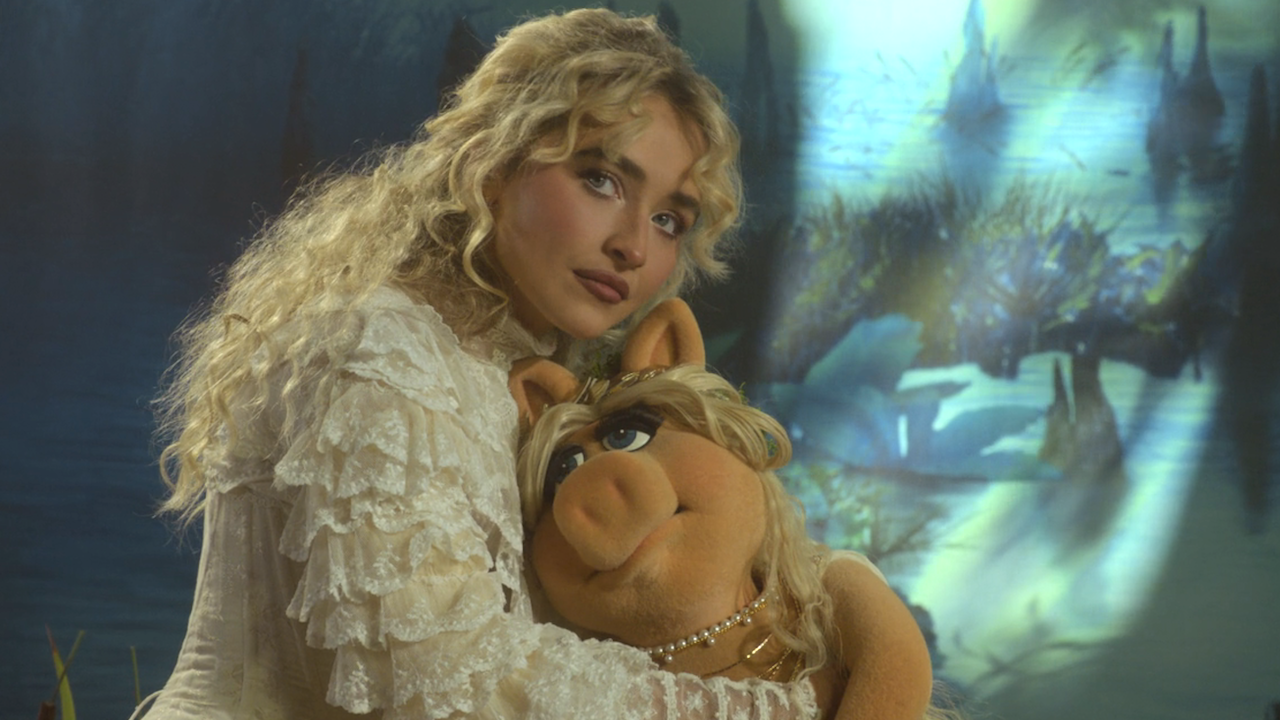 Sabrina Carpenter hugging Miss Piggy in swamp set in The Muppet Show special