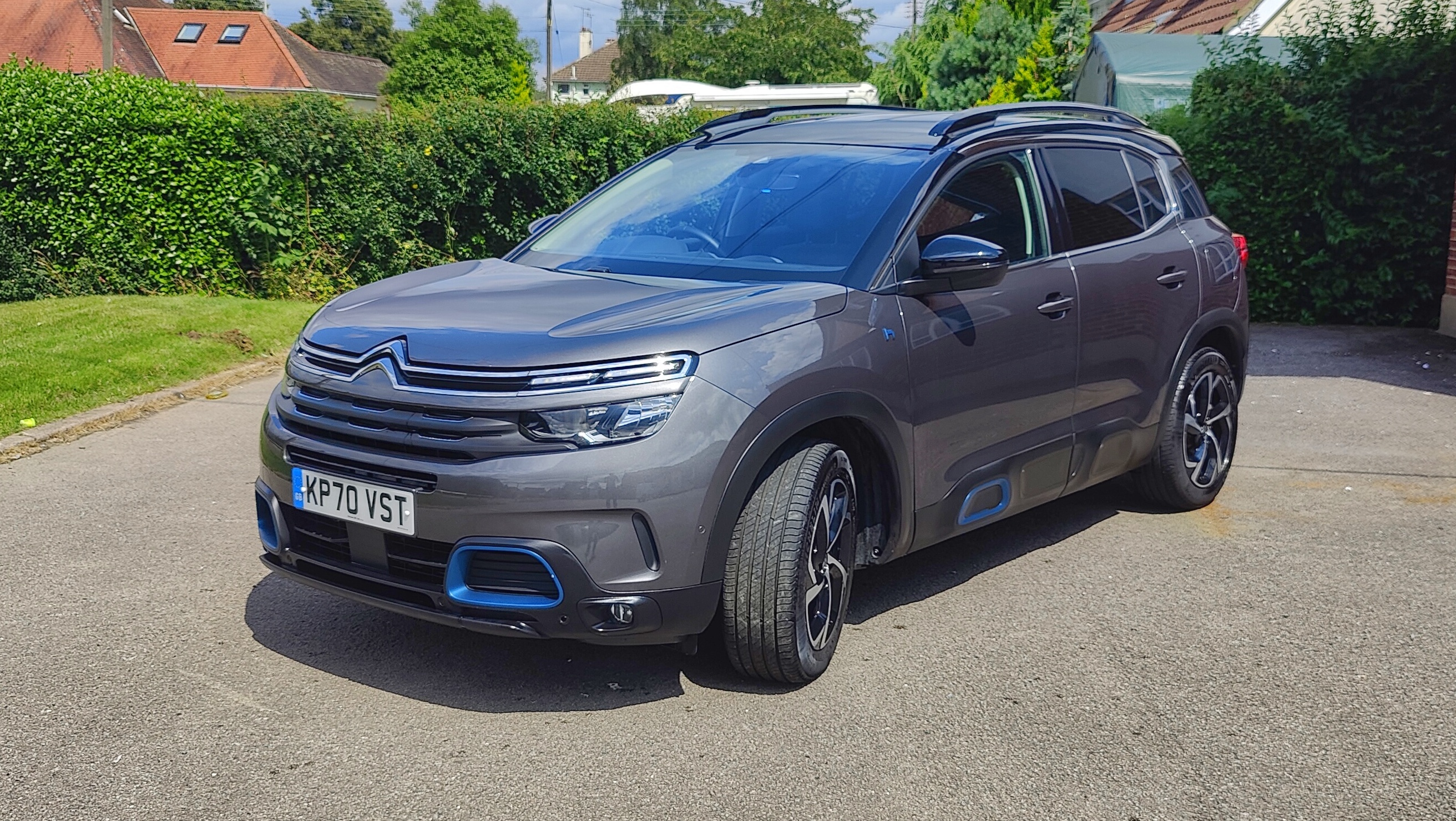 Angled front view of the a parked Citroën C5 AirCross