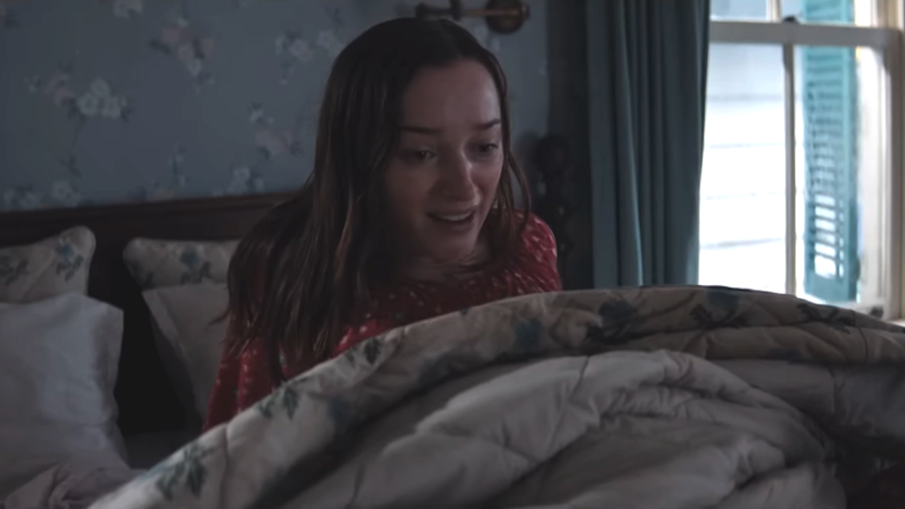 Phoebe Dynevor panicked in bed in Thrash