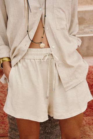 pn3fGjiWzX5fgsvguM2pFQ-320-80 31 اكتشاف Zara Summer 2025 أنيقة بشكل لا يصدق