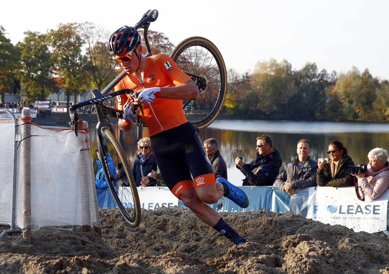 Mathieu van der Poel runs through the sandpit