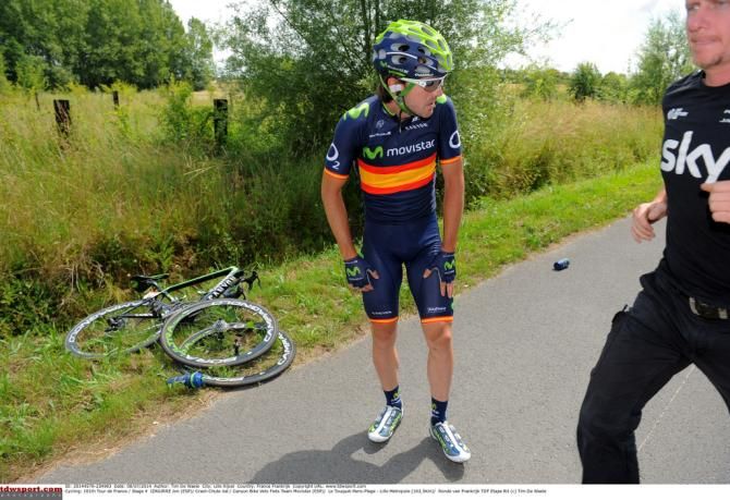 Jon Izagirre looking dazed after the crash