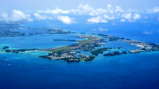 Bermuda archipelago: aerial view of Bermuda, the most significant islands are connected by bridges and appear to form one landmass - blue waters of the Atlantic Ocean and from the right the islands of St George, Higgs and Horseshoe, Hen, Peggy, Whalers, Governor, Paget, Smith, Brooks, Oswego, St. David (airport), Nonsuch, Coney, Bermuda, Ireland, Somerset.