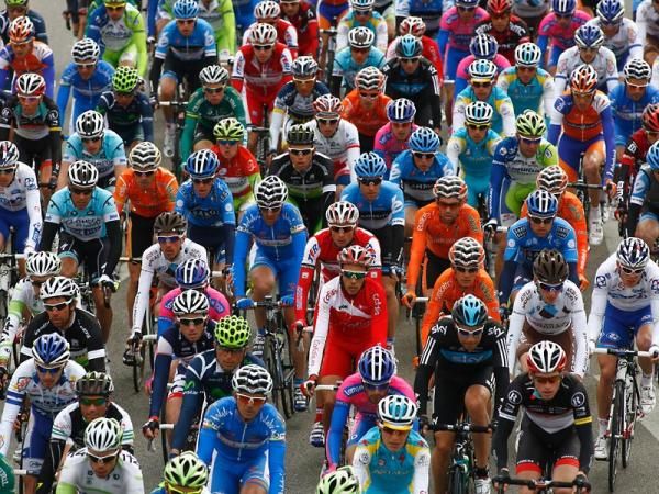 No sense of urgency for the peloton early in stage 2.