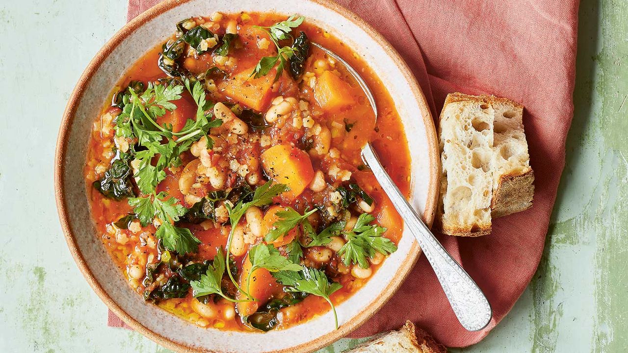 Tomato, bean and pasta soup