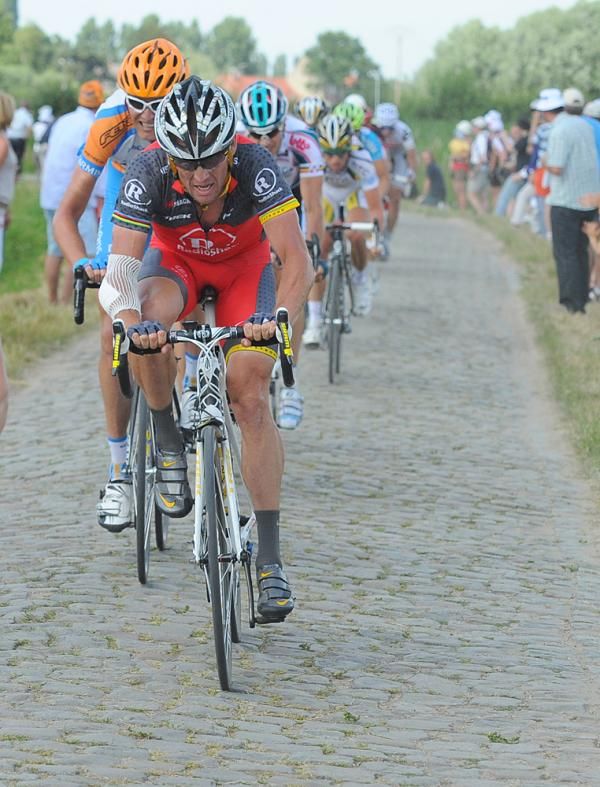 Armstrong tries to distance Contador's group behind.