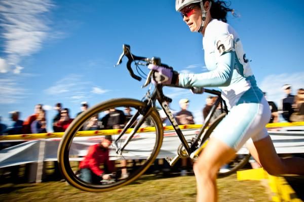 elly Emmett (Giant) making her way over the barriers.