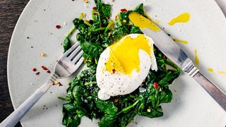 16:8 brunch idea: poached egg and spinach