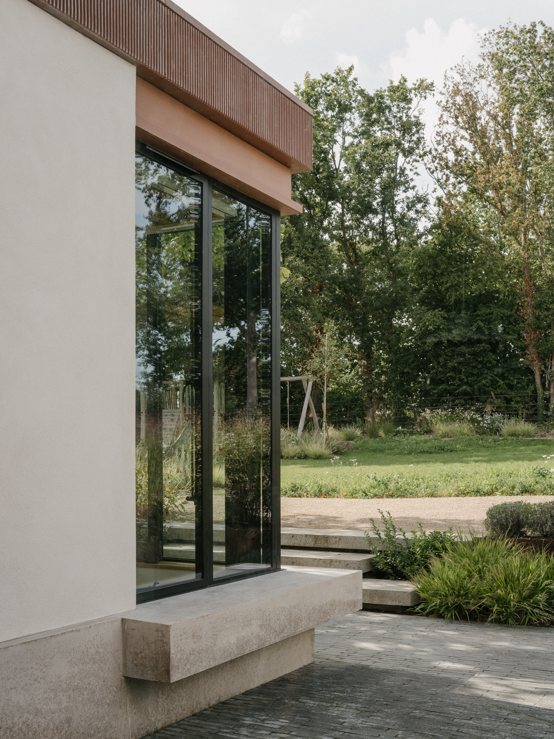 TE Residence, UK, by Dedraft