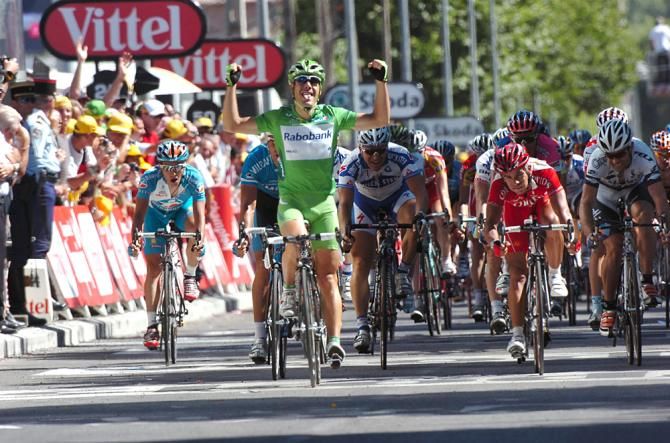 Oscar Freire wins stage 14 of the 2008 Tour de France. He would win the overall points classification.