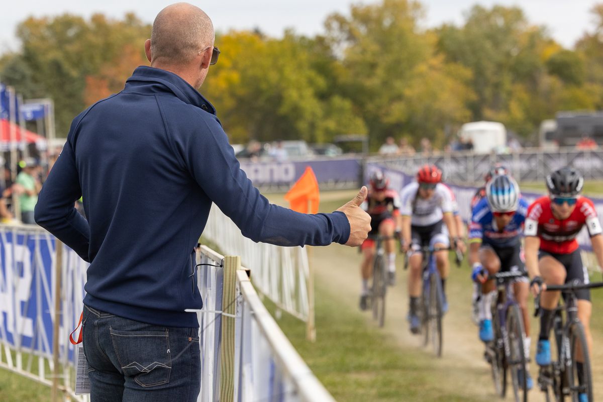 Sven Nys (Baloise Trek Lions team manager) gives thumbs up to the lead group of six that includes Lionness Lucinda Brand, reigning European champion.