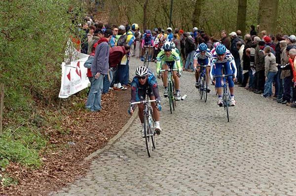 Allan Davis (Liberty) descends the Kemmelberg