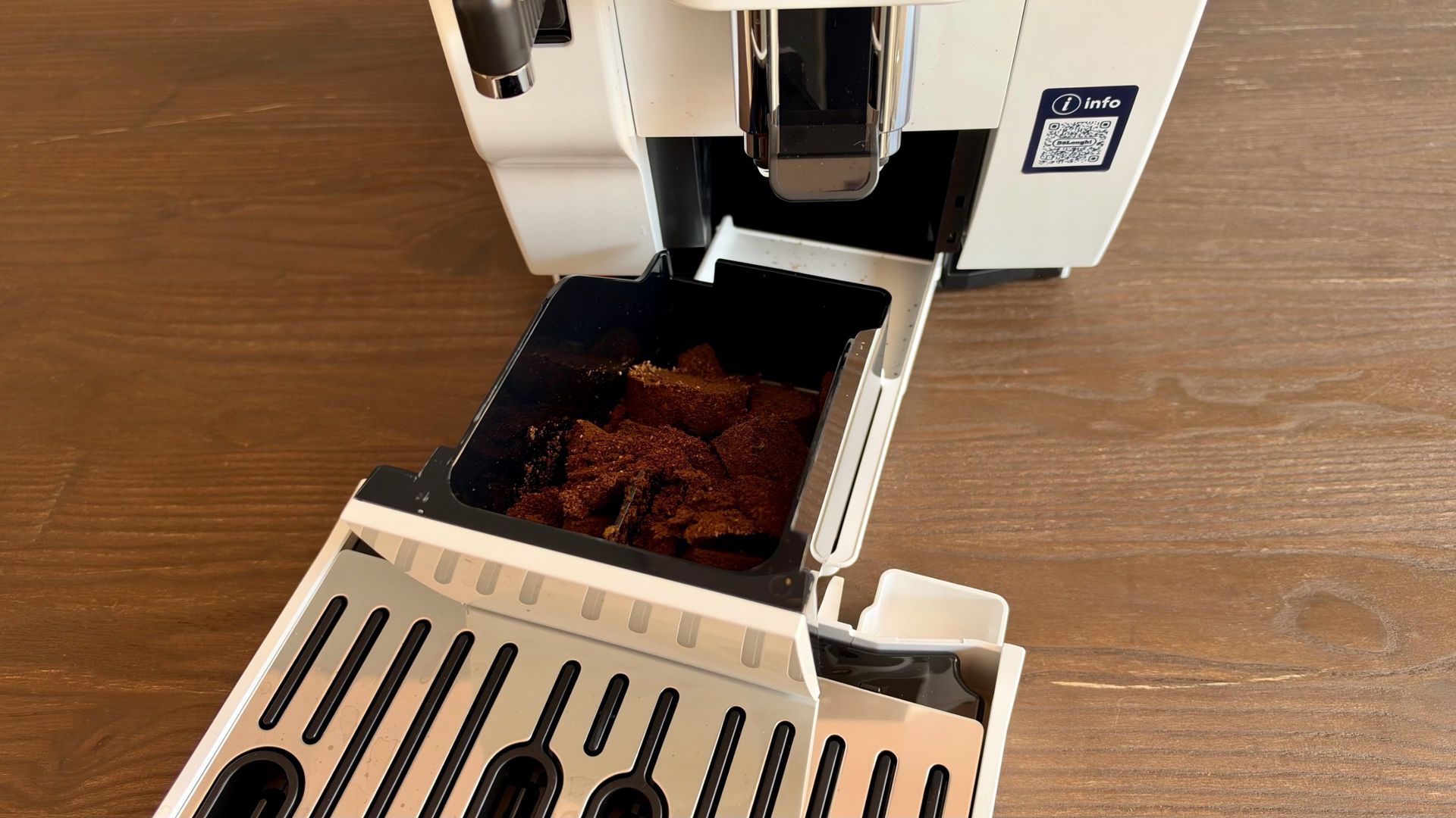 Used coffee puck bin on the De'Longhi Magnifica Start