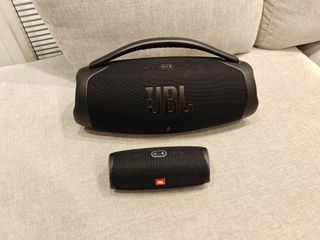 JBL Boombox 3 WiFi ja JBL Charge 4 vierekkäin harmaalla sohvalla