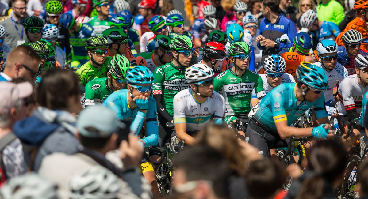 A moment of silence for Michele Scarponi at the start in Croatia