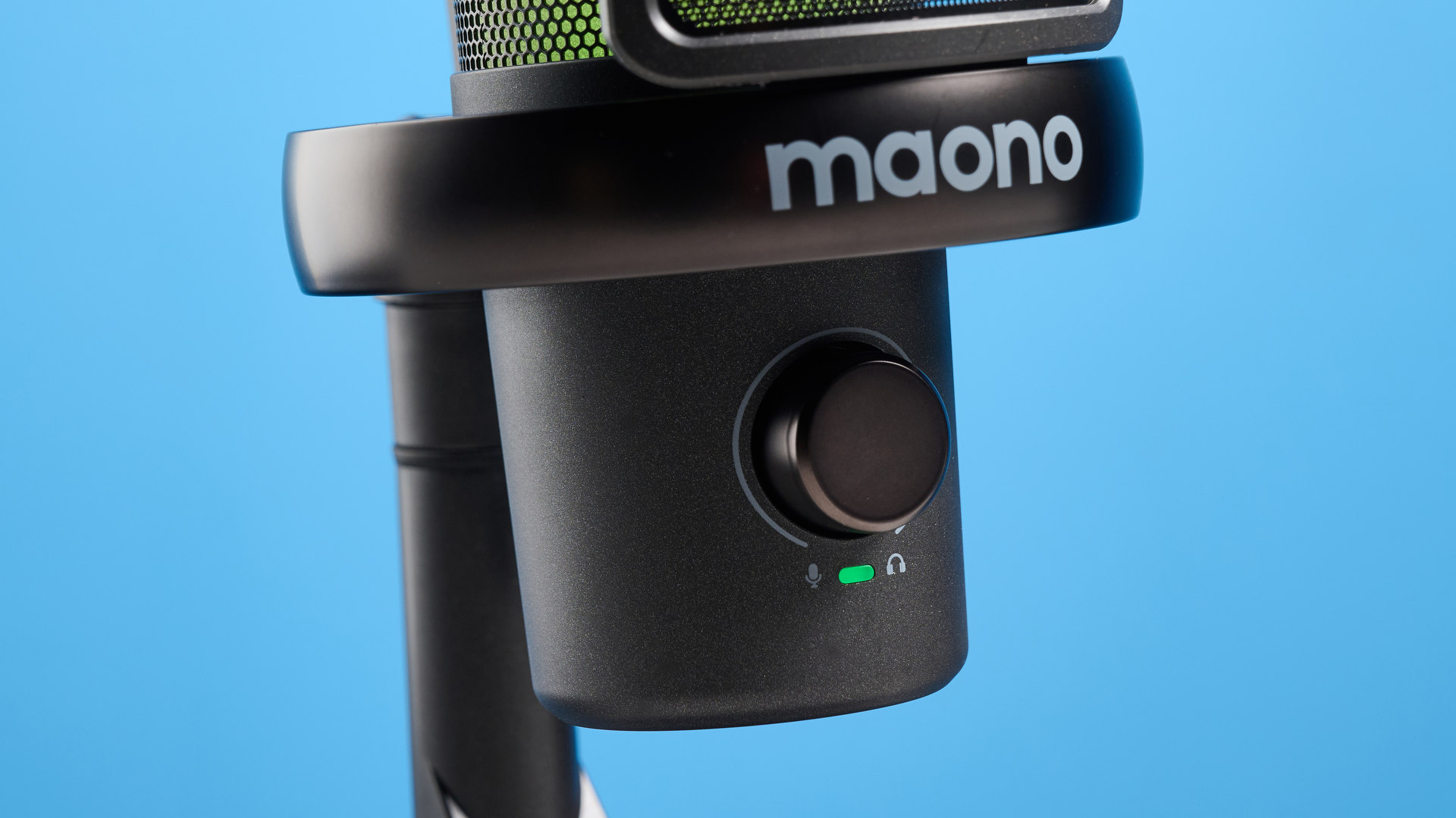 the maono dm40 pro microphone with an RGB panel and a built in pop filter with usb-c connectivity and wireless connectivity