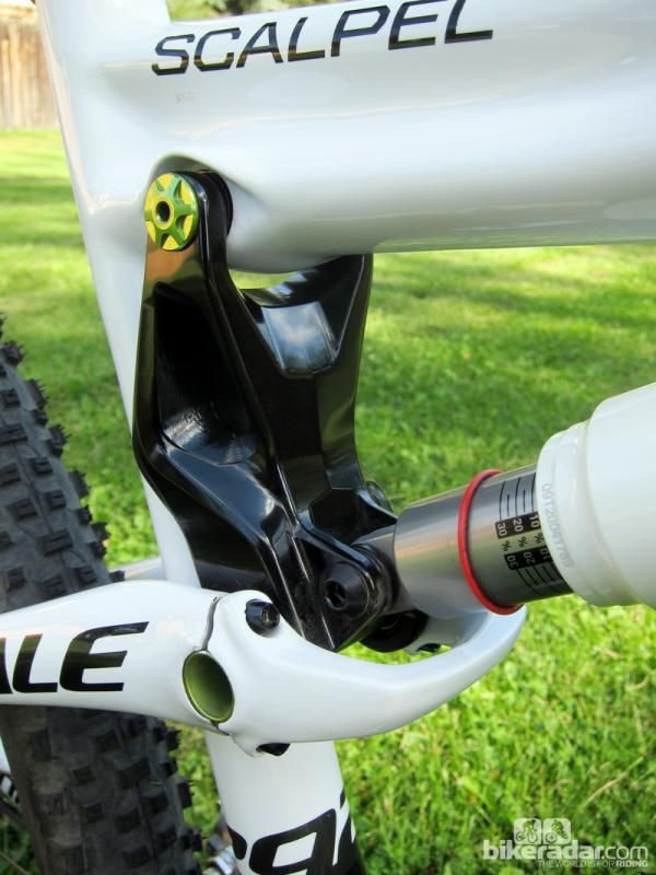 Several elements are in place here to keep this area rigid. The one-piece aluminum link itself is impressively stout, the seat stays clamp around a solid pivot axle in order to prevent independent twisting, and there's even a separate bridge tying the ends of the stays together.