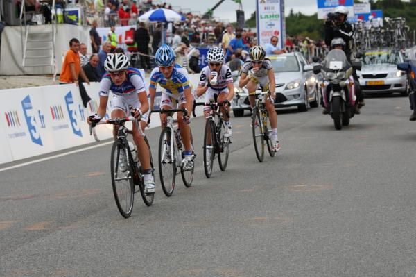 Marianne Vos (Nederland Bloeit) leads the break through the start / finish line in Plouay