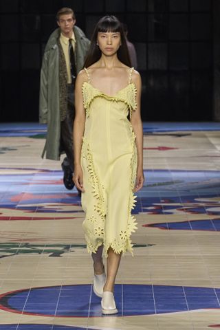 Model Bottega Veneta wore a strapless butter yellow dress