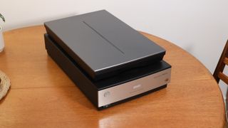 Epson Perfection V850 Pro - flatbed scanner - desktop - USB 2.0