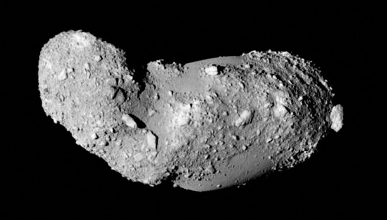 una foto en blanco y negro de un asteroide rocoso