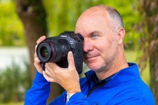 PhotoPlus: The Canon Magazine editor Peter Travers shooting with the Canon EOS R1