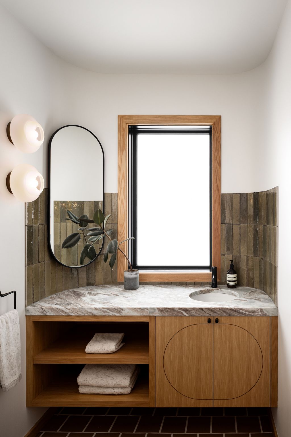 5 Things People With Great Guest Bathrooms Have in Them | Livingetc