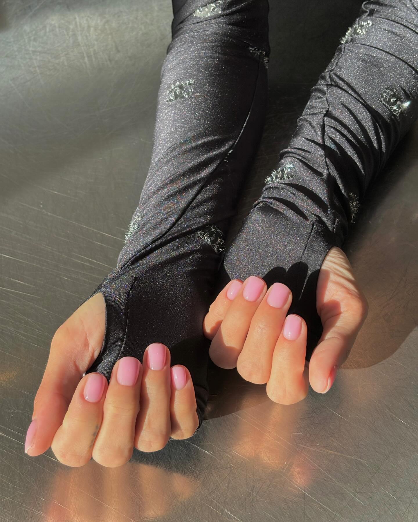 Lily Allen with pink tint short nail ideas