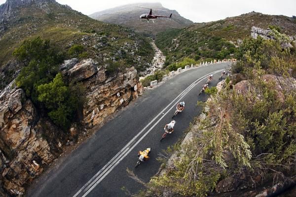The lead bunch descends the Bain's Kloof pass