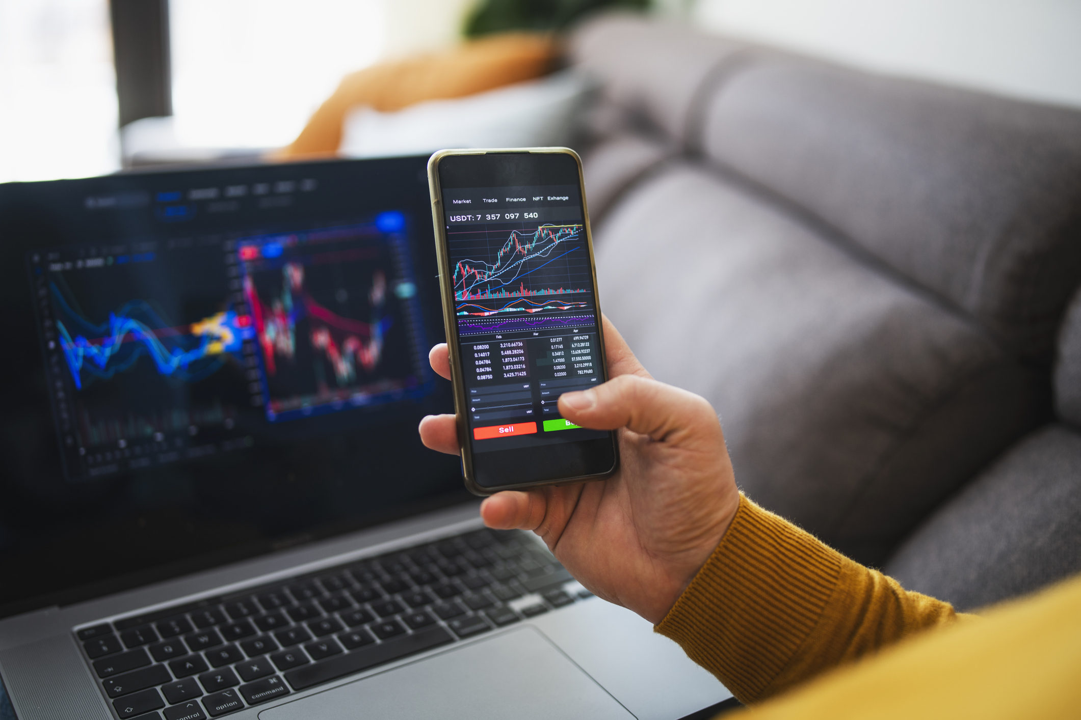 A man mobile investing