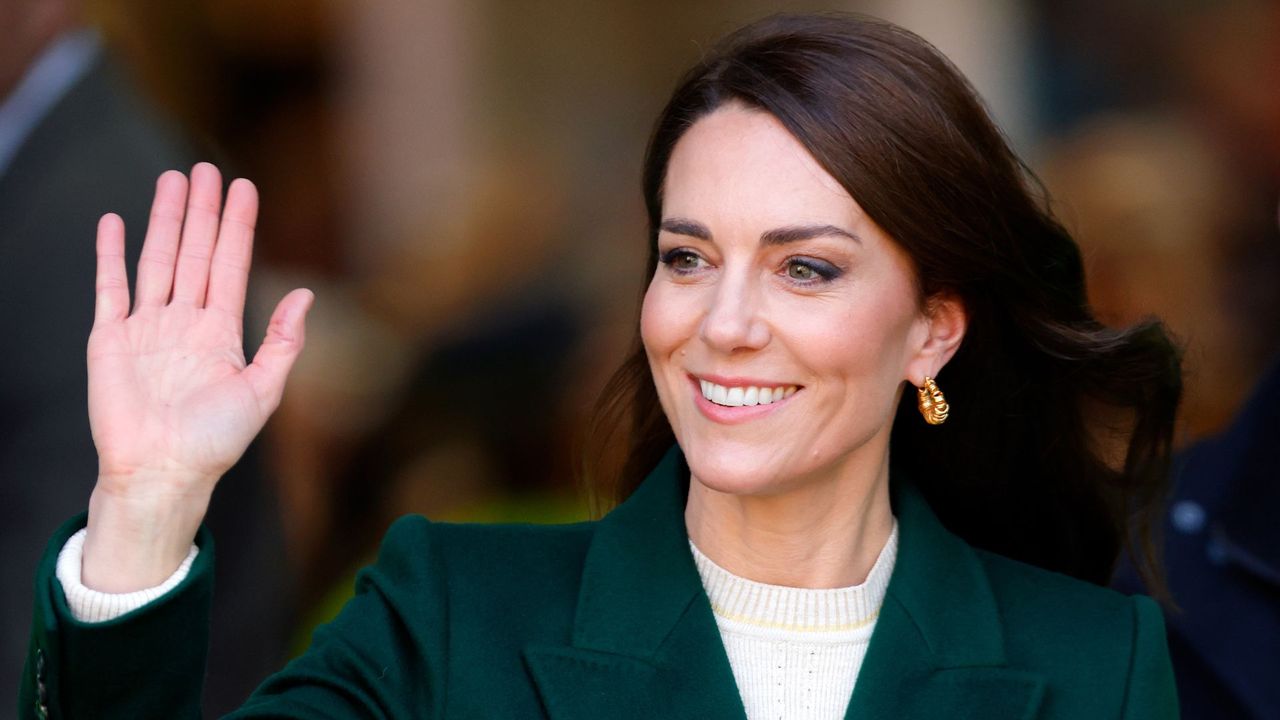 Kate Middleton&#039;s embellished bee clutch